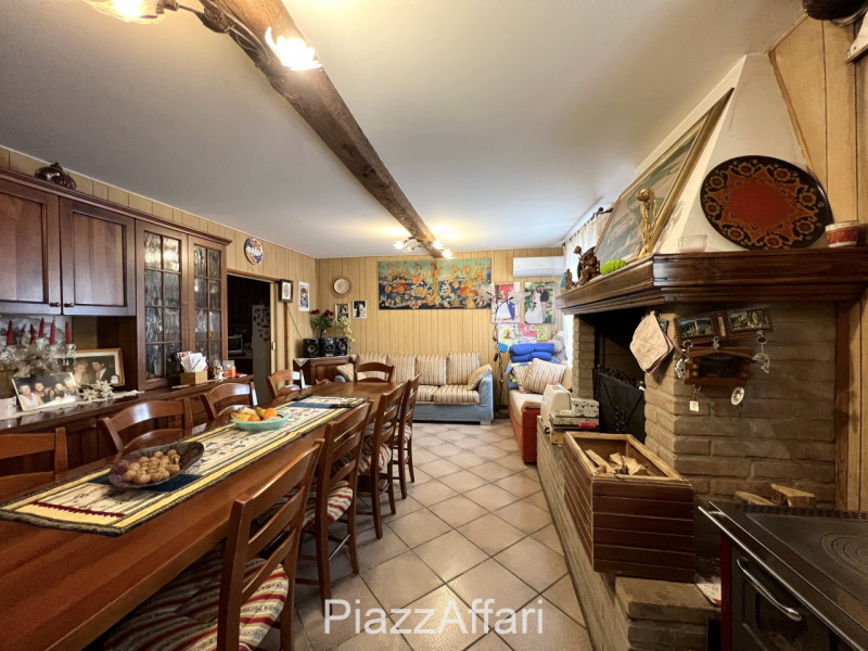 Casale di campagna seicentesco di tipologia bracciantile completamente da ristrutturare, con acce...