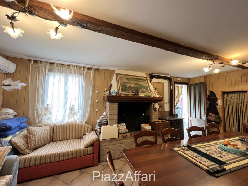 Casale di campagna seicentesco di tipologia bracciantile completamente da ristrutturare, con acce...