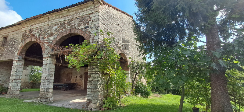 Scopri un'opportunità unica nel cuore della natura. Proponiamo in vendita un affascinante rustico...