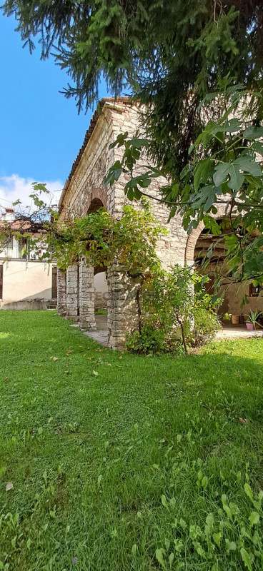Scopri un'opportunità unica nel cuore della natura. Proponiamo in vendita un affascinante rustico...