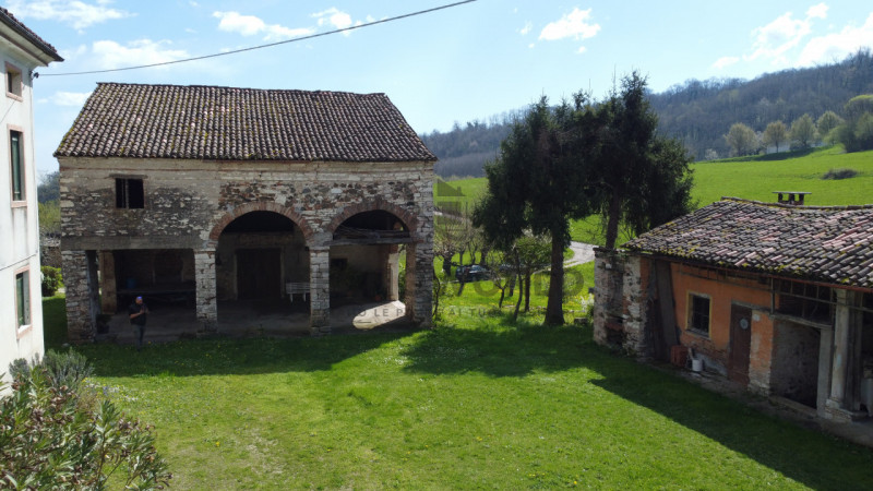 Scopri un'opportunità unica nel cuore della natura. Proponiamo in vendita un affascinante rustico...