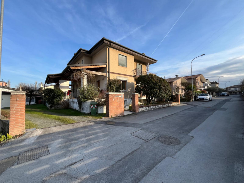 Proponiamo in vendita a Longare, in una tranquilla e silenziosa via residenziale chiusa, una porz...