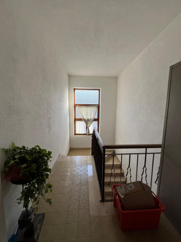 Proponiamo in vendita a Longare, in una tranquilla e silenziosa via residenziale chiusa, una porz...