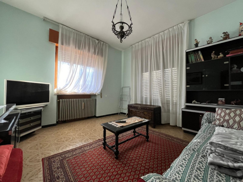 Proponiamo in vendita a Longare, in una tranquilla e silenziosa via residenziale chiusa, una porz...