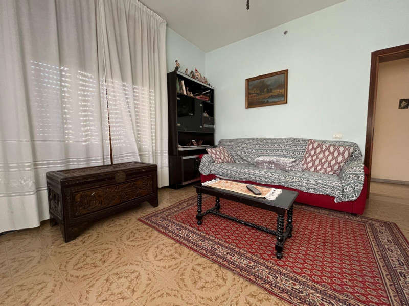 Proponiamo in vendita a Longare, in una tranquilla e silenziosa via residenziale chiusa, una porz...