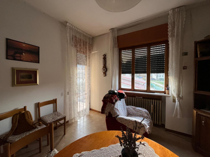 Proponiamo in vendita a Longare, in una tranquilla e silenziosa via residenziale chiusa, una porz...