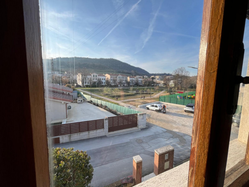 Proponiamo in vendita a Longare, in una tranquilla e silenziosa via residenziale chiusa, una porz...