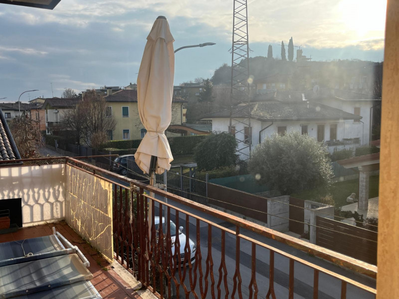 Proponiamo in vendita a Longare, in una tranquilla e silenziosa via residenziale chiusa, una porz...