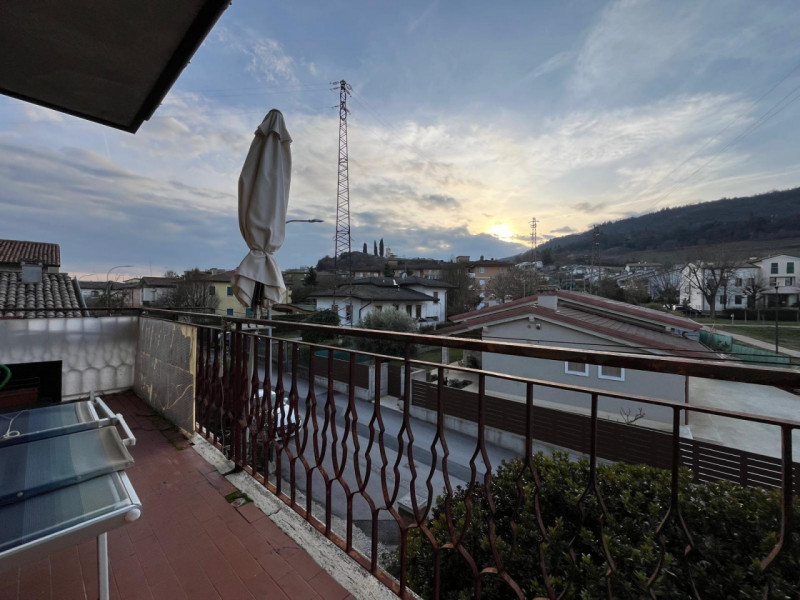 Proponiamo in vendita a Longare, in una tranquilla e silenziosa via residenziale chiusa, una porz...