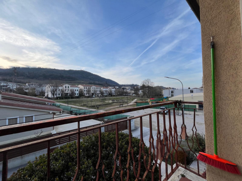 Proponiamo in vendita a Longare, in una tranquilla e silenziosa via residenziale chiusa, una porz...