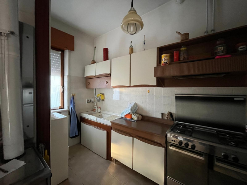 Proponiamo in vendita a Longare, in una tranquilla e silenziosa via residenziale chiusa, una porz...