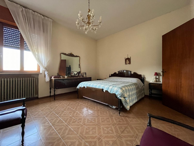 Proponiamo in vendita a Longare, in una tranquilla e silenziosa via residenziale chiusa, una porz...