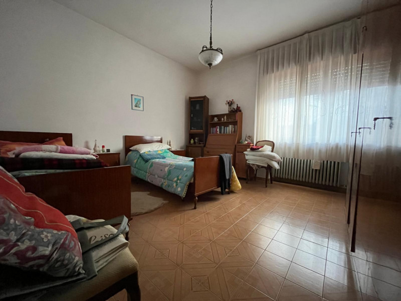 Proponiamo in vendita a Longare, in una tranquilla e silenziosa via residenziale chiusa, una porz...