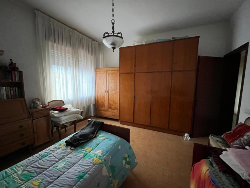 Proponiamo in vendita a Longare, in una tranquilla e silenziosa via residenziale chiusa, una porz...