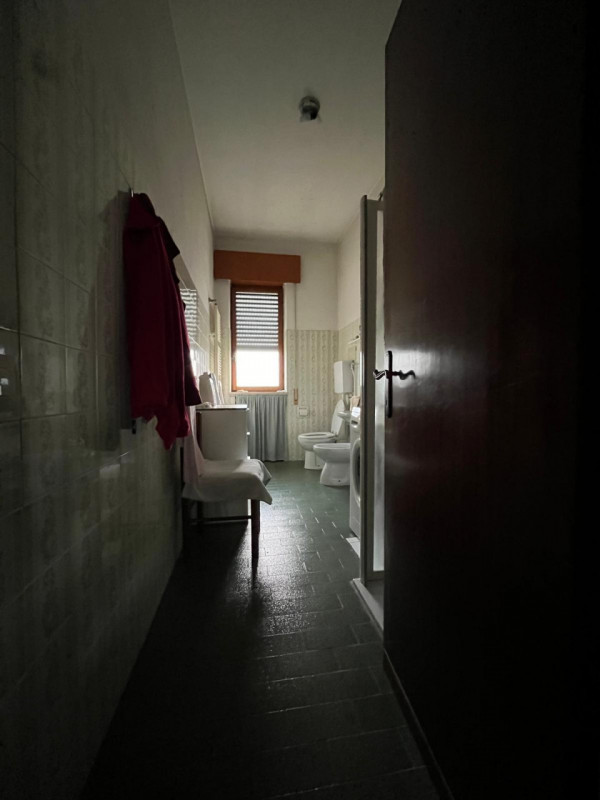 Proponiamo in vendita a Longare, in una tranquilla e silenziosa via residenziale chiusa, una porz...