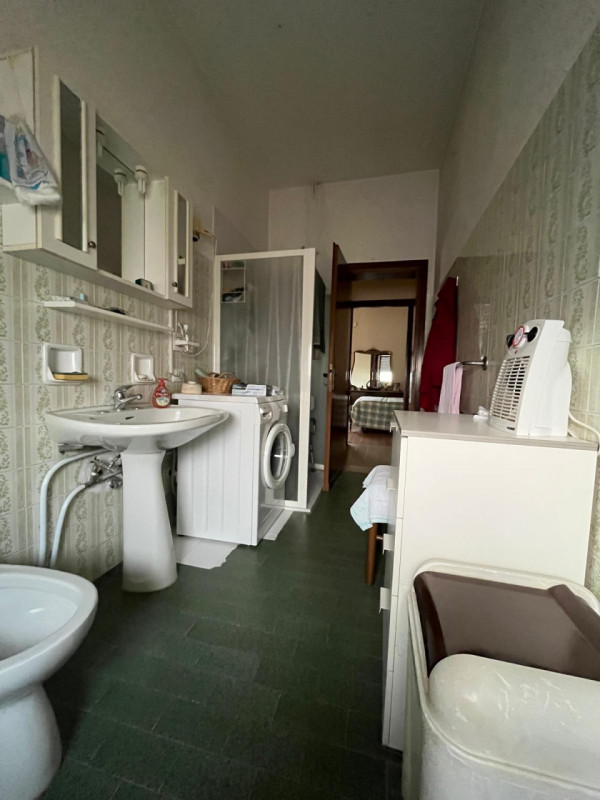 Proponiamo in vendita a Longare, in una tranquilla e silenziosa via residenziale chiusa, una porz...