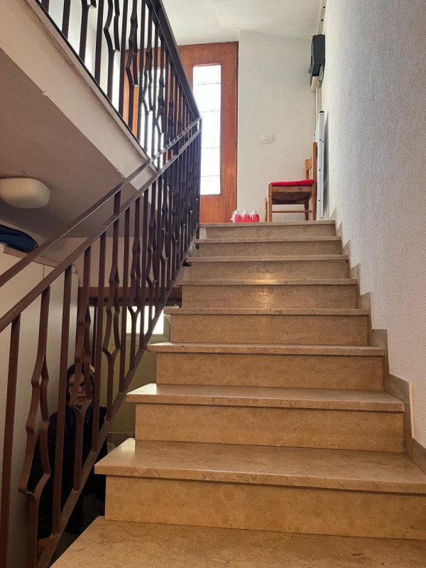 Proponiamo in vendita a Longare, in una tranquilla e silenziosa via residenziale chiusa, una porz...