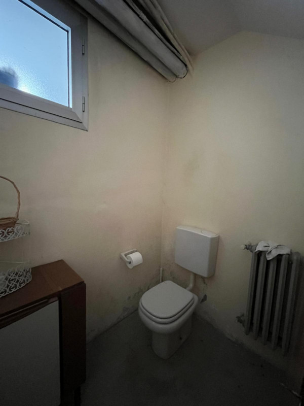 Proponiamo in vendita a Longare, in una tranquilla e silenziosa via residenziale chiusa, una porz...