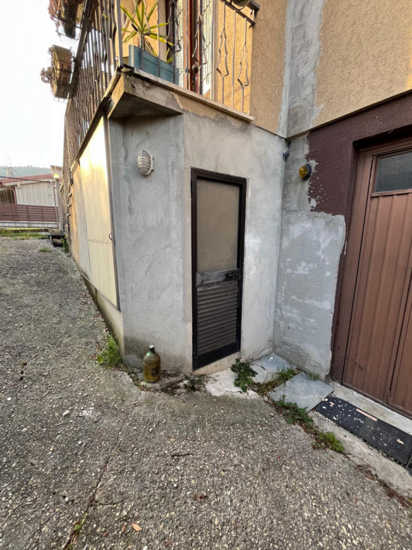 Proponiamo in vendita a Longare, in una tranquilla e silenziosa via residenziale chiusa, una porz...