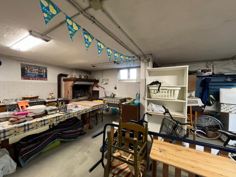 Proponiamo in vendita a Longare, in una tranquilla e silenziosa via residenziale chiusa, una porz...