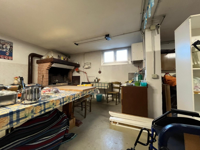 Proponiamo in vendita a Longare, in una tranquilla e silenziosa via residenziale chiusa, una porz...