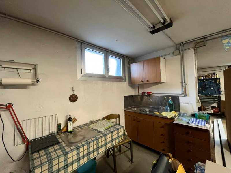 Proponiamo in vendita a Longare, in una tranquilla e silenziosa via residenziale chiusa, una porz...