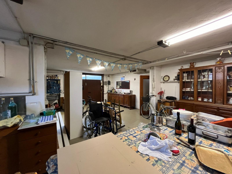 Proponiamo in vendita a Longare, in una tranquilla e silenziosa via residenziale chiusa, una porz...