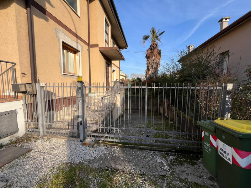 Proponiamo in vendita a Longare, in una tranquilla e silenziosa via residenziale chiusa, una porz...