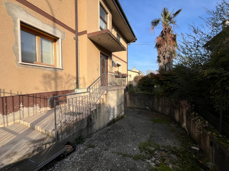 Proponiamo in vendita a Longare, in una tranquilla e silenziosa via residenziale chiusa, una porz...