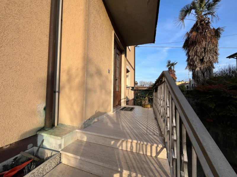 Proponiamo in vendita a Longare, in una tranquilla e silenziosa via residenziale chiusa, una porz...