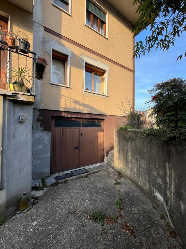 Proponiamo in vendita a Longare, in una tranquilla e silenziosa via residenziale chiusa, una porz...