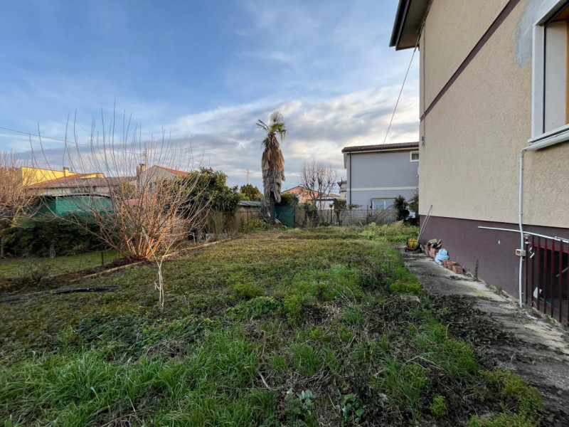 Proponiamo in vendita a Longare, in una tranquilla e silenziosa via residenziale chiusa, una porz...