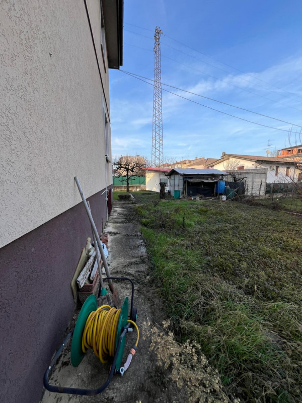 Proponiamo in vendita a Longare, in una tranquilla e silenziosa via residenziale chiusa, una porz...