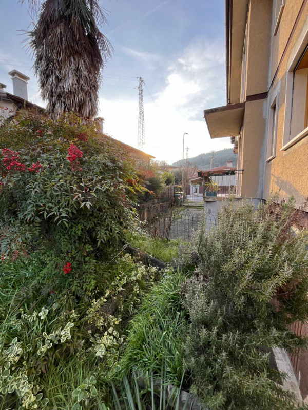 Proponiamo in vendita a Longare, in una tranquilla e silenziosa via residenziale chiusa, una porz...