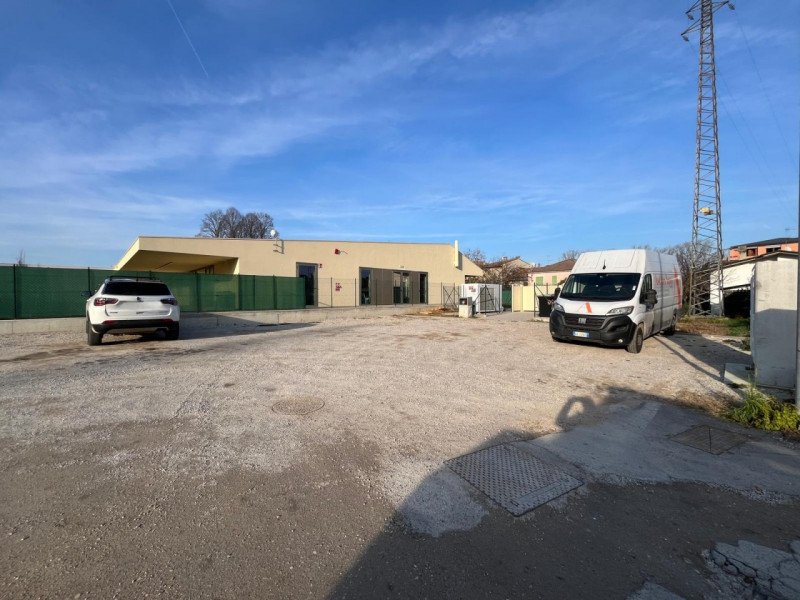 Proponiamo in vendita a Longare, in una tranquilla e silenziosa via residenziale chiusa, una porz...