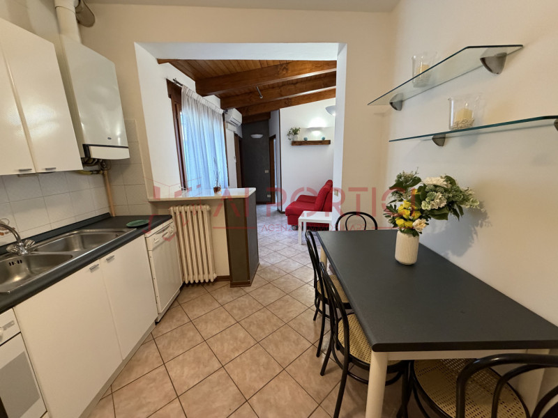 PIOVE DI SACCO Centro storico - Nel cuore del paese, proponiamo APPARTAMENTO con travi a vista si...