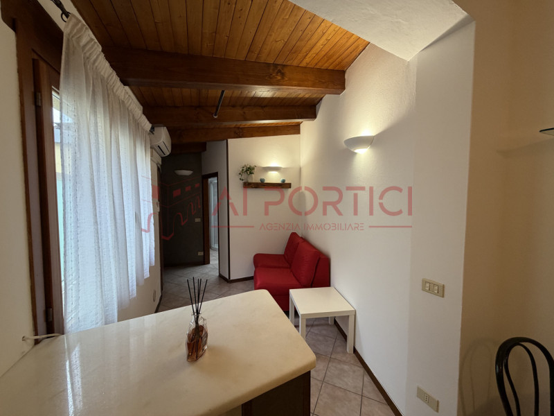 PIOVE DI SACCO Centro storico - Nel cuore del paese, proponiamo APPARTAMENTO con travi a vista si...