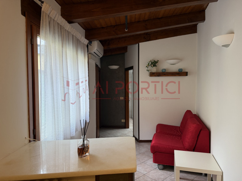 PIOVE DI SACCO Centro storico - Nel cuore del paese, proponiamo APPARTAMENTO con travi a vista si...