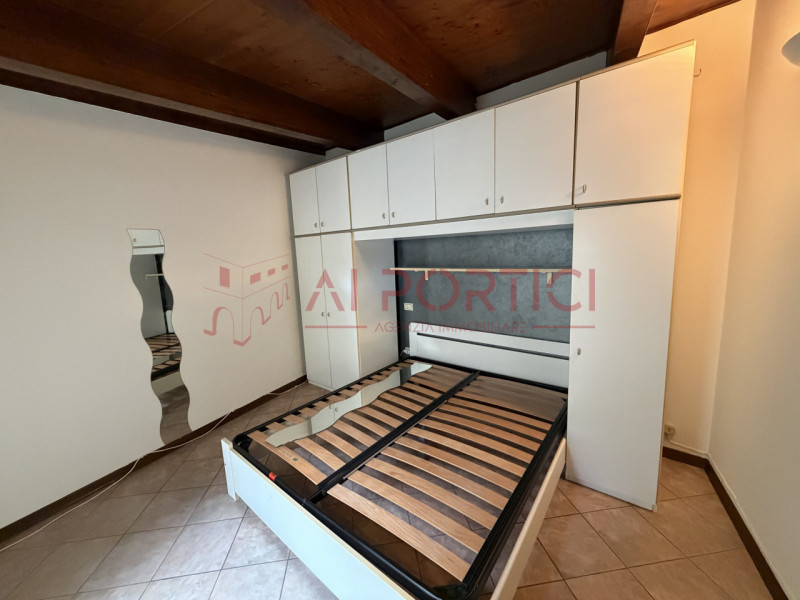 PIOVE DI SACCO Centro storico - Nel cuore del paese, proponiamo APPARTAMENTO con travi a vista si...