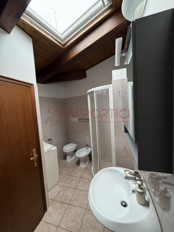 PIOVE DI SACCO Centro storico - Nel cuore del paese, proponiamo APPARTAMENTO con travi a vista si...