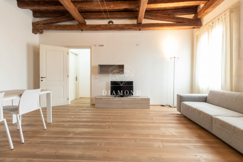 DISPONBIILE DA SUBITO.

Falzè di Trevignano: mini appartamento al piano primo senza ascensore, in...