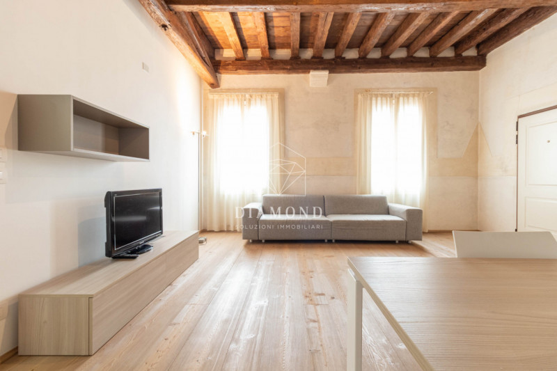 DISPONBIILE DA SUBITO.

Falzè di Trevignano: mini appartamento al piano primo senza ascensore, in...