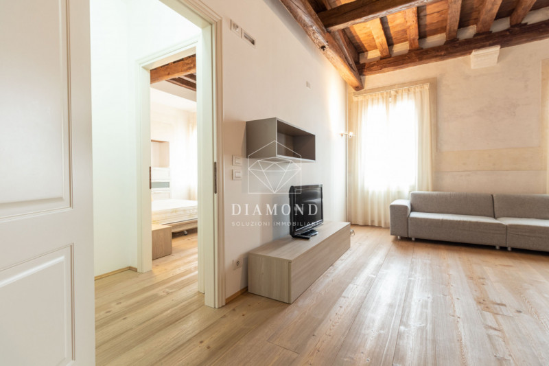 DISPONBIILE DA SUBITO.

Falzè di Trevignano: mini appartamento al piano primo senza ascensore, in...