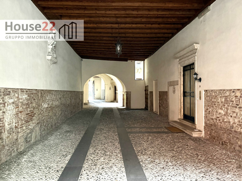 CENTRO STORICO VICENZA. In pieno centro storico in curata palazzina d'epoca proponiamo in affitto...