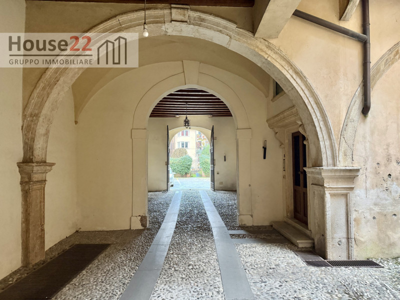CENTRO STORICO VICENZA. In pieno centro storico in curata palazzina d'epoca proponiamo in affitto...