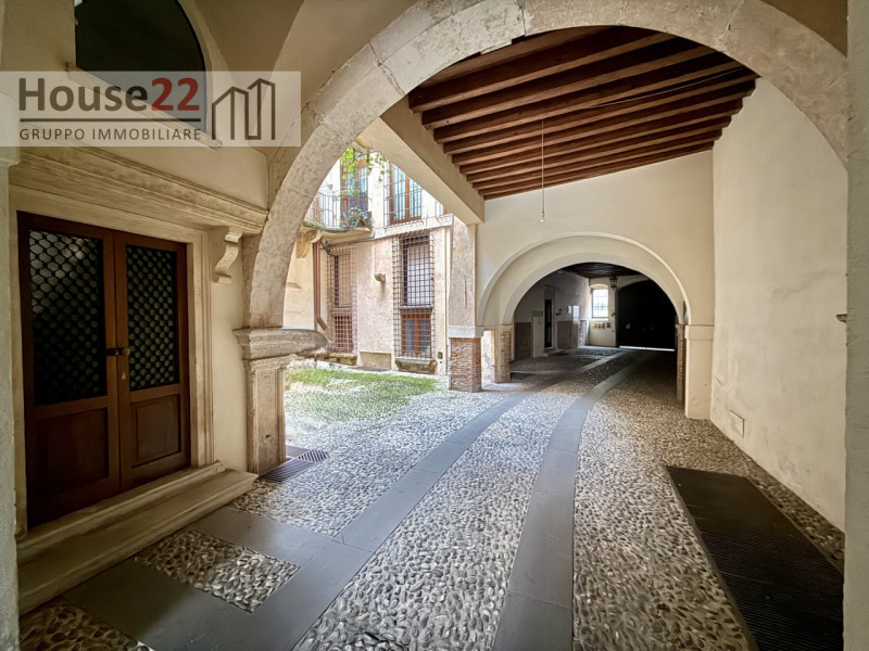 CENTRO STORICO VICENZA. In pieno centro storico in curata palazzina d'epoca proponiamo in affitto...