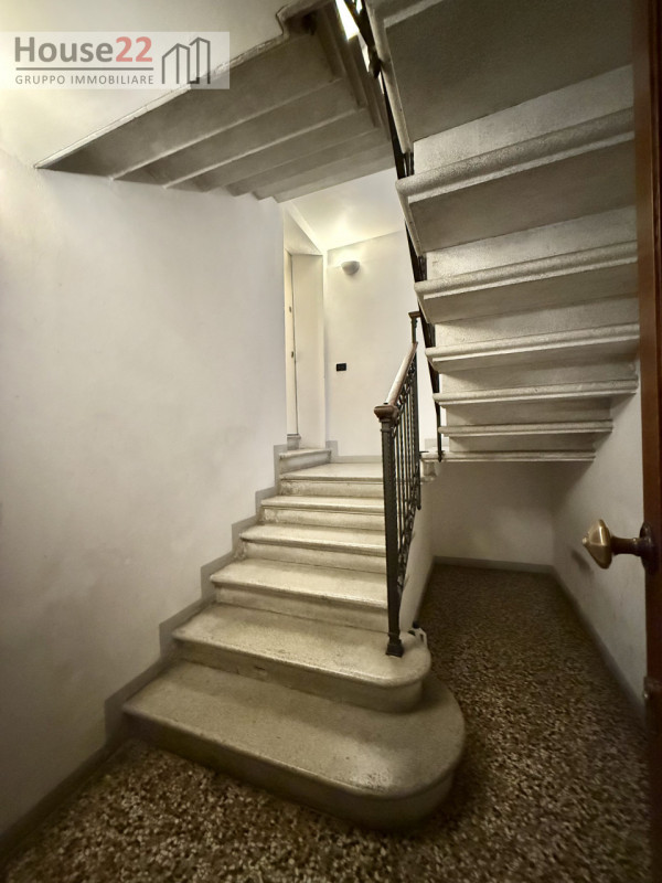 CENTRO STORICO VICENZA. In pieno centro storico in curata palazzina d'epoca proponiamo in affitto...