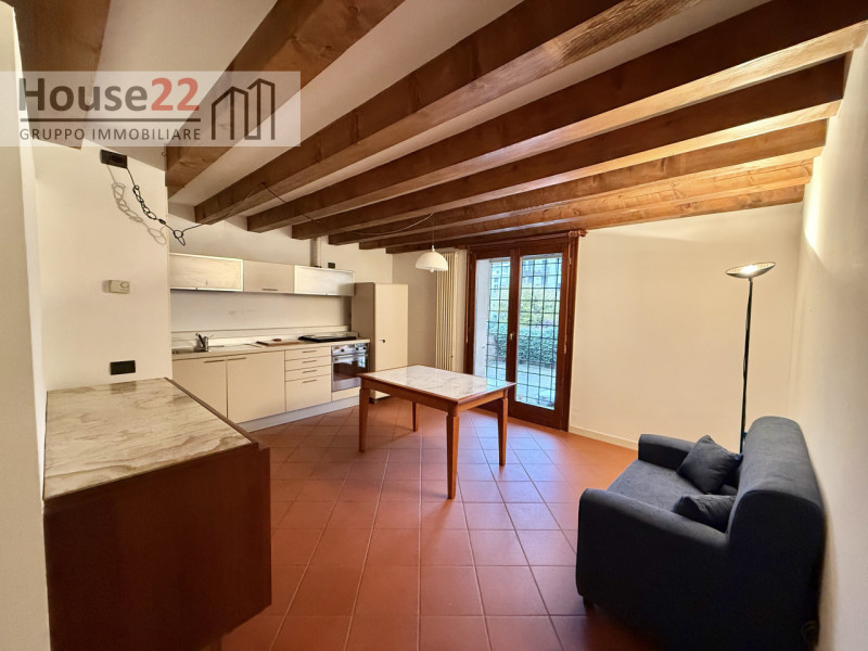 CENTRO STORICO VICENZA. In pieno centro storico in curata palazzina d'epoca proponiamo in affitto...