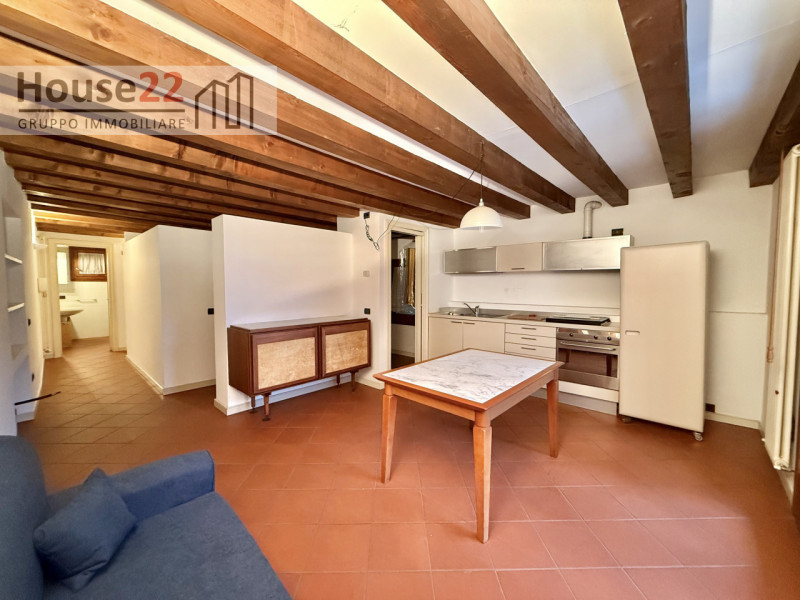 CENTRO STORICO VICENZA. In pieno centro storico in curata palazzina d'epoca proponiamo in affitto...