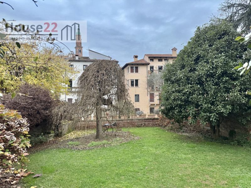 CENTRO STORICO VICENZA. In pieno centro storico in curata palazzina d'epoca proponiamo in affitto...